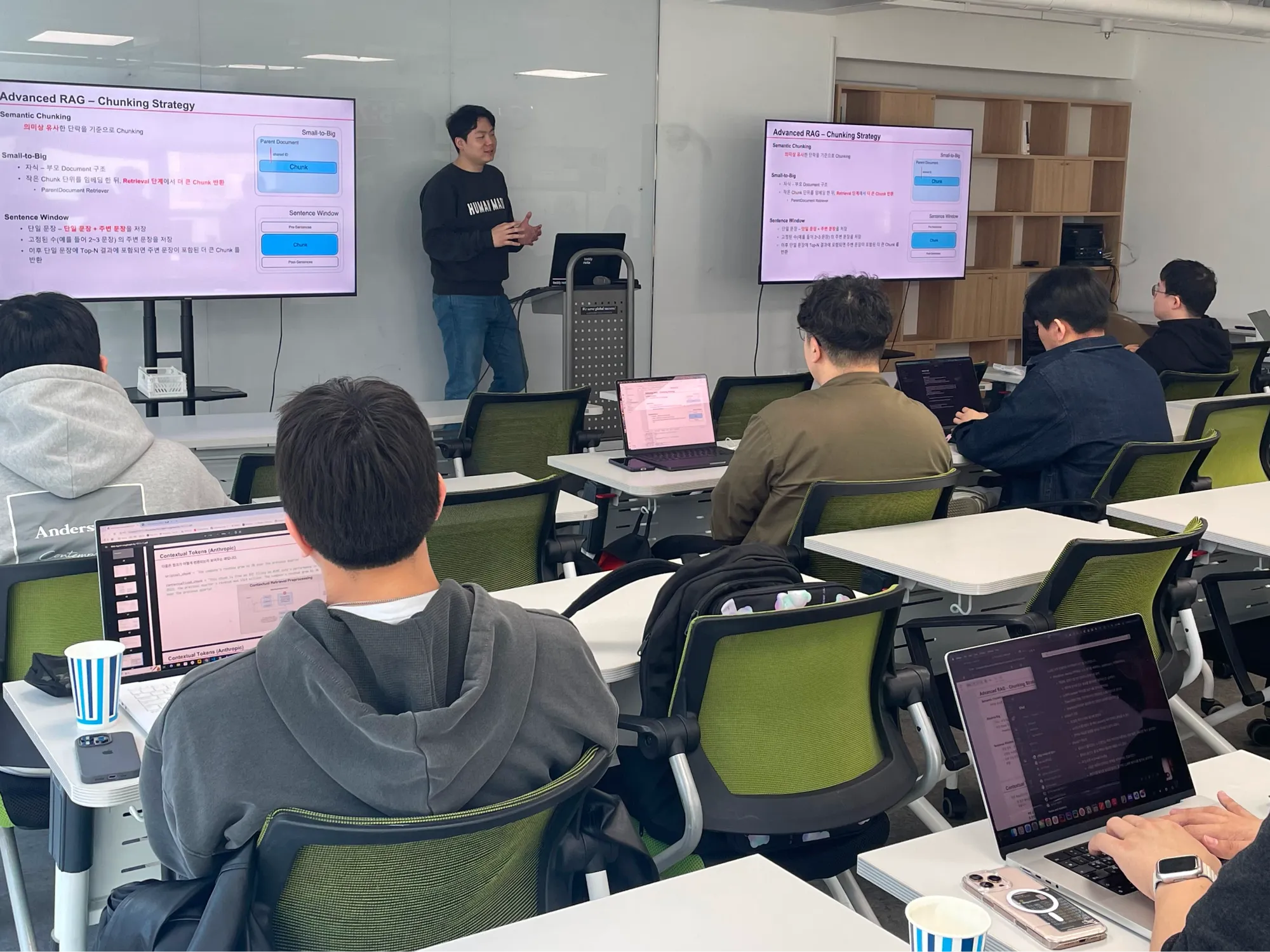 테디노트 LangChain 특강 현장, 테디노트가 강의실 앞에서 강연 중이고 참여자들이 듣고 있는 뒷모습